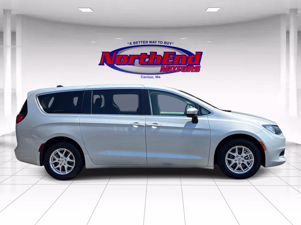 2023 Silver Mist Clearcoat Chrysler Voyager LX FWD Van