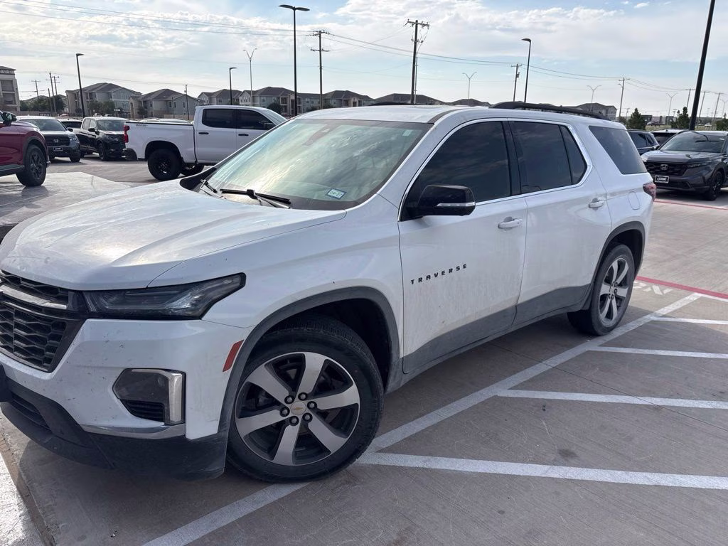 2022 Summit White Chevrolet Traverse LT Leather FWD SUV