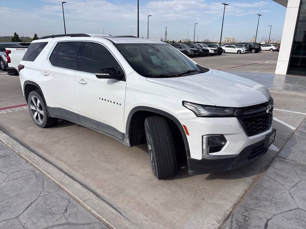 2022 Summit White Chevrolet Traverse LT Leather FWD SUV