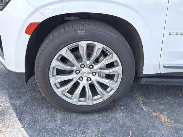 2023 Summit White GMC Yukon XL Denali RWD SUV