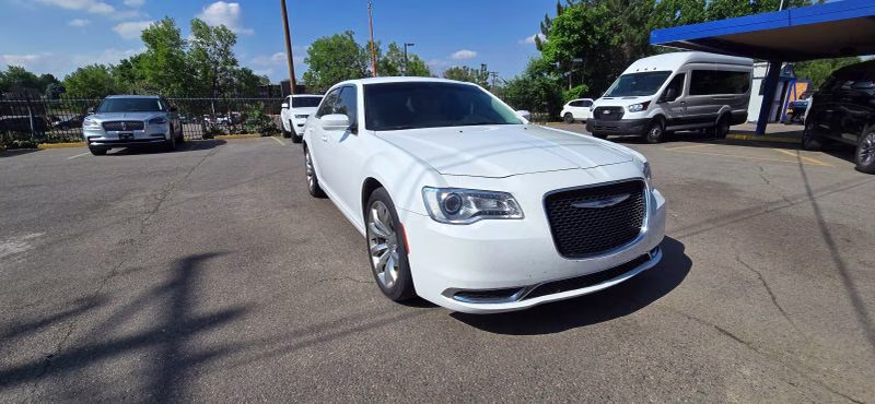 2019 Chrysler 300 300 Touring L Sedan 4D RWD