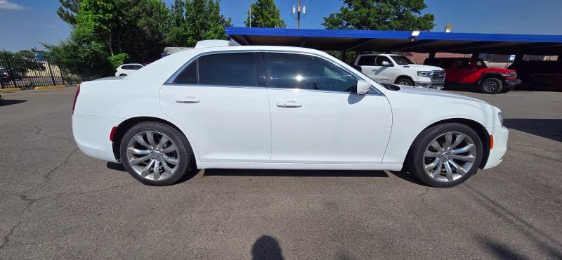 2019 Chrysler 300 300 Touring L Sedan 4D RWD