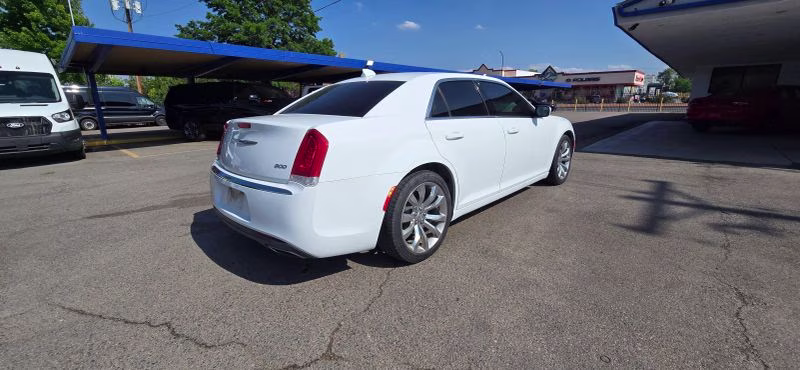 2019 Chrysler 300 300 Touring L Sedan 4D RWD