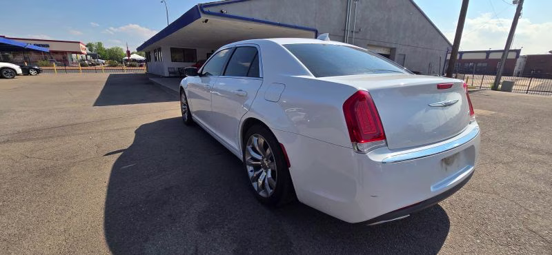 2019 Chrysler 300 300 Touring L Sedan 4D RWD