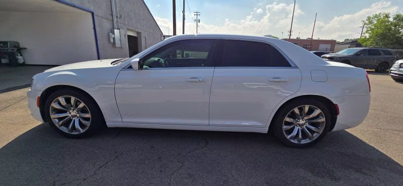 2019 Chrysler 300 300 Touring L Sedan 4D RWD