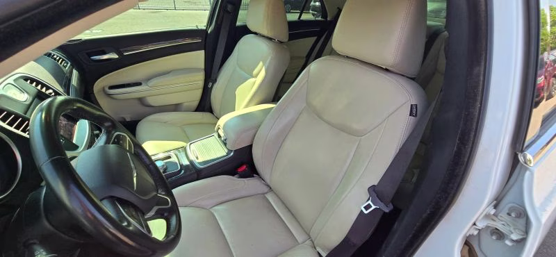 2019 Chrysler 300 300 Touring L Sedan 4D RWD
