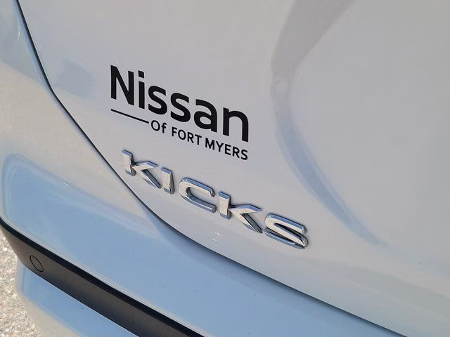 2024 Aspen White/Super Black Nissan Kicks SR FWD SUV