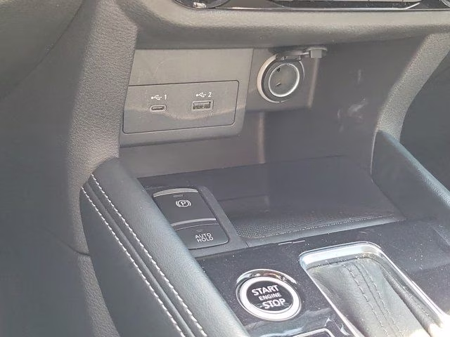 2024 Aspen White/Super Black Nissan Kicks SR FWD SUV