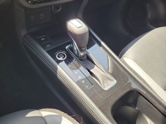 2024 Aspen White/Super Black Nissan Kicks SR FWD SUV