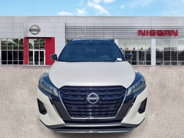 2024 Aspen White/Super Black Nissan Kicks SR FWD SUV