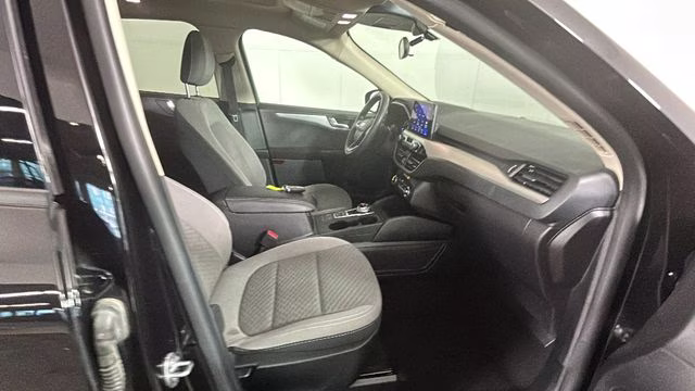 2020 Black Metallic Ford Escape SE FWD SUV