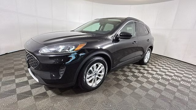 2020 Black Metallic Ford Escape SE FWD SUV