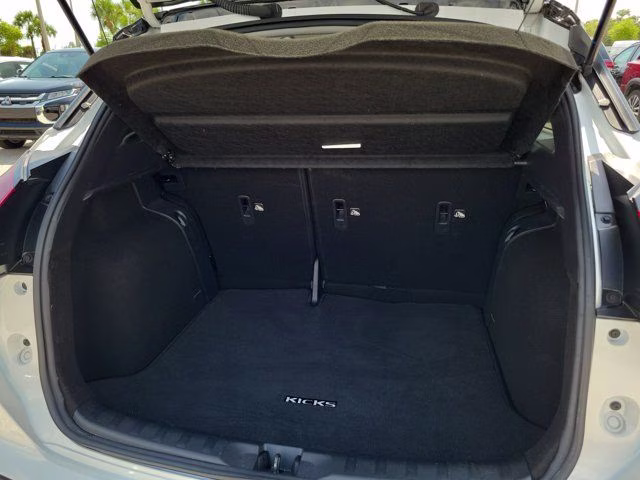 2024 Aspen White/Super Black Nissan Kicks SR FWD SUV