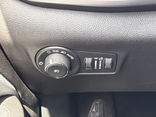 2024 Bright White Clearcoat Jeep Compass Latitude 4X4 SUV