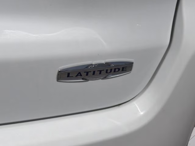 2024 Bright White Clearcoat Jeep Compass Latitude 4X4 SUV
