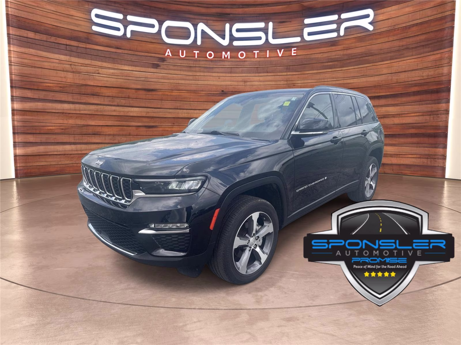 2024 Diamond Black Crystal Pearlcoat Jeep Grand Cherokee Limited 4X4 SUV
