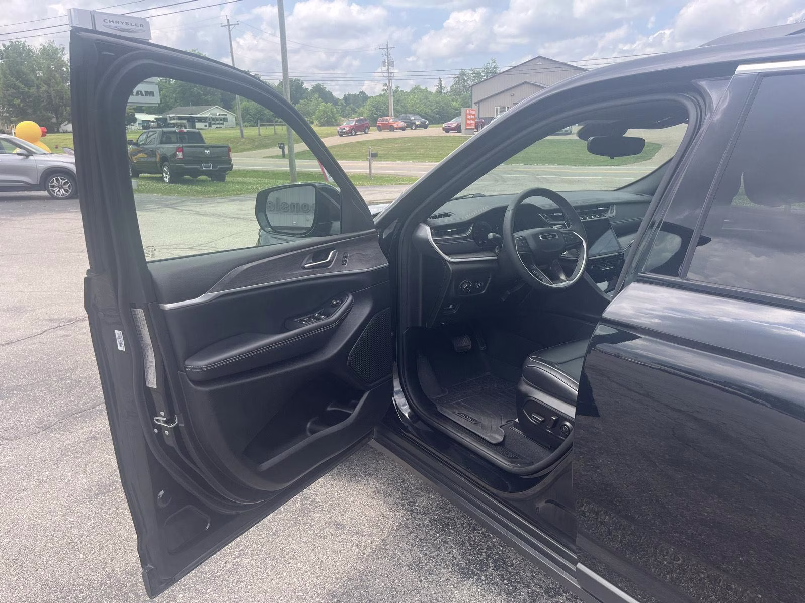 2024 Diamond Black Crystal Pearlcoat Jeep Grand Cherokee Limited 4X4 SUV