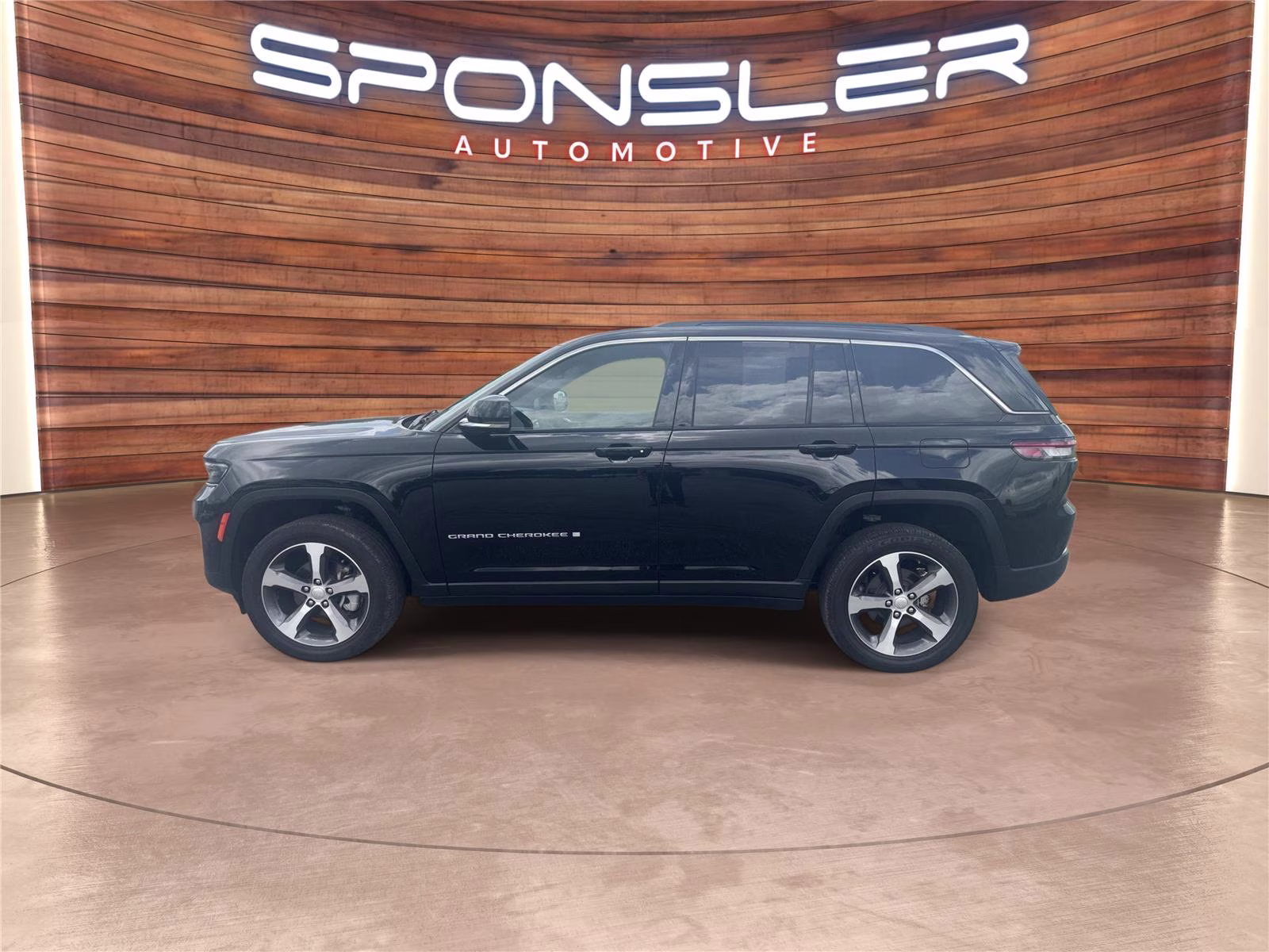2024 Diamond Black Crystal Pearlcoat Jeep Grand Cherokee Limited 4X4 SUV