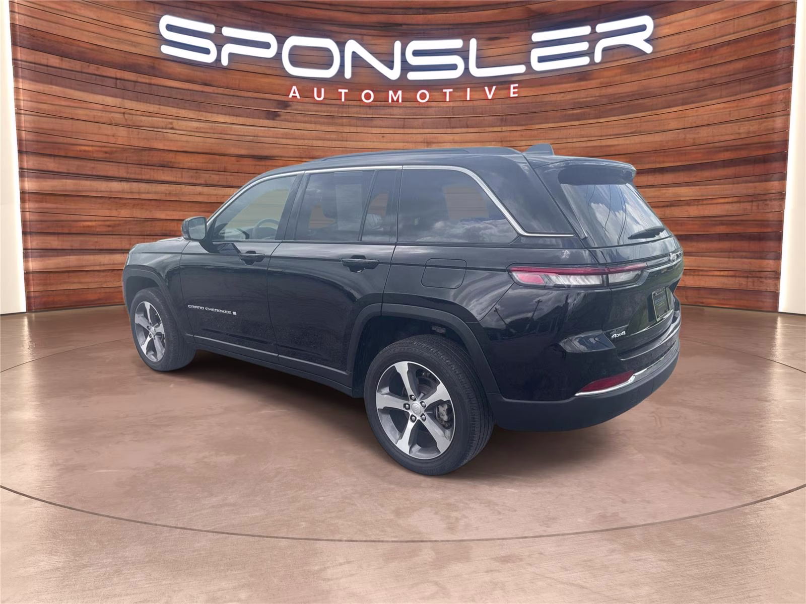 2024 Diamond Black Crystal Pearlcoat Jeep Grand Cherokee Limited 4X4 SUV