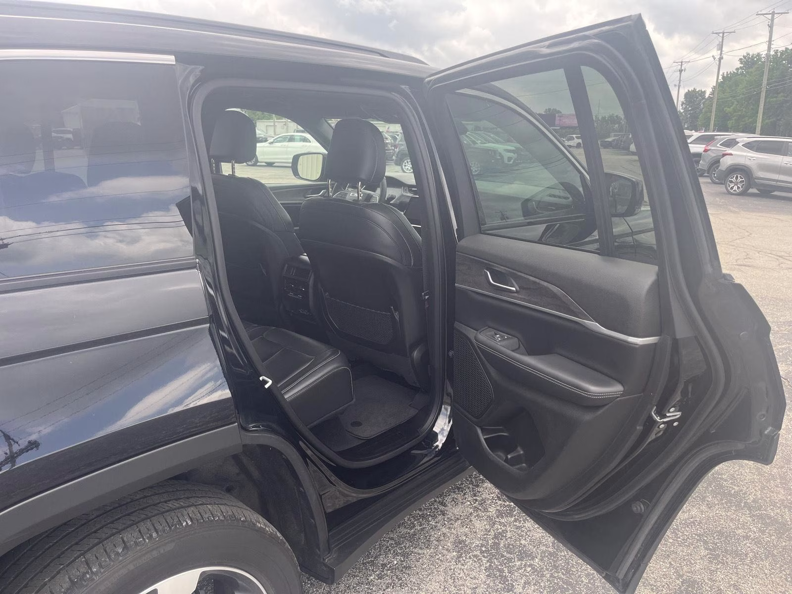 2024 Diamond Black Crystal Pearlcoat Jeep Grand Cherokee Limited 4X4 SUV