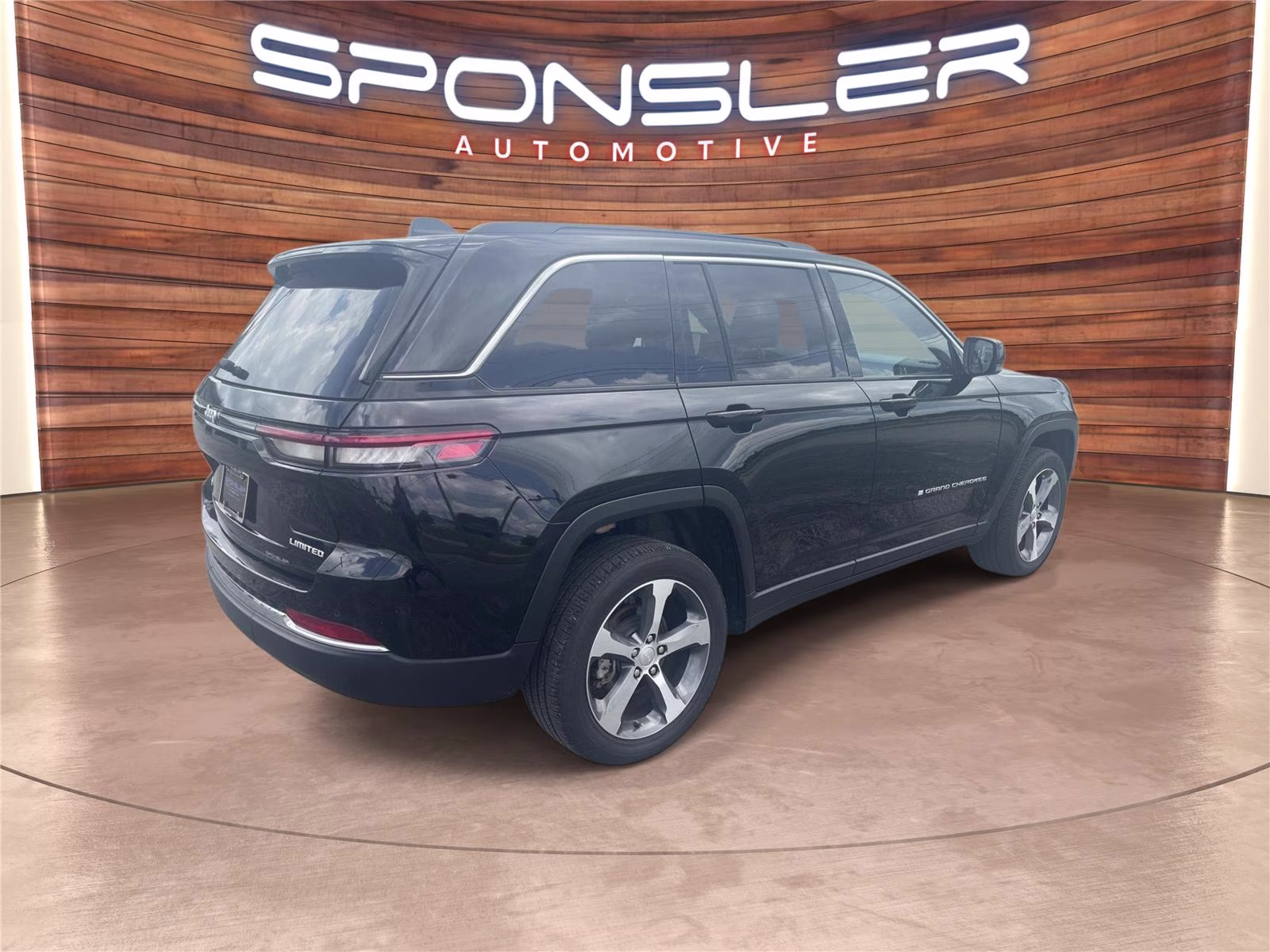 2024 Diamond Black Crystal Pearlcoat Jeep Grand Cherokee Limited 4X4 SUV