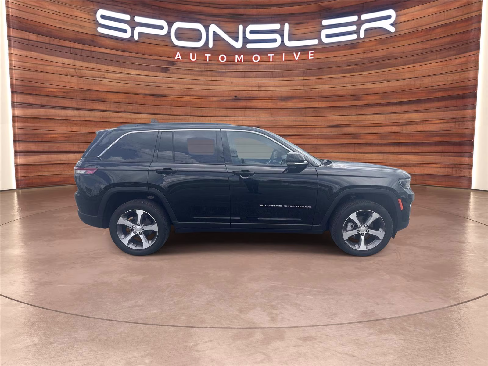 2024 Diamond Black Crystal Pearlcoat Jeep Grand Cherokee Limited 4X4 SUV