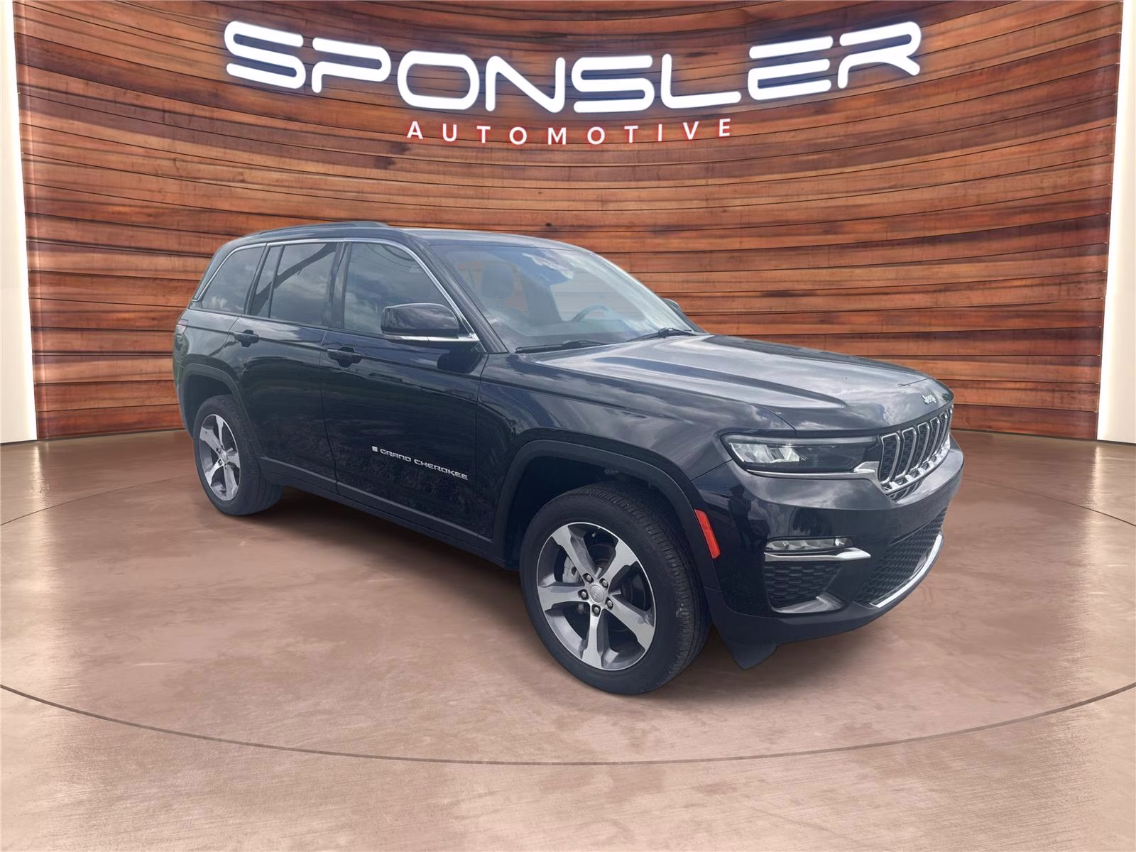 2024 Diamond Black Crystal Pearlcoat Jeep Grand Cherokee Limited 4X4 SUV