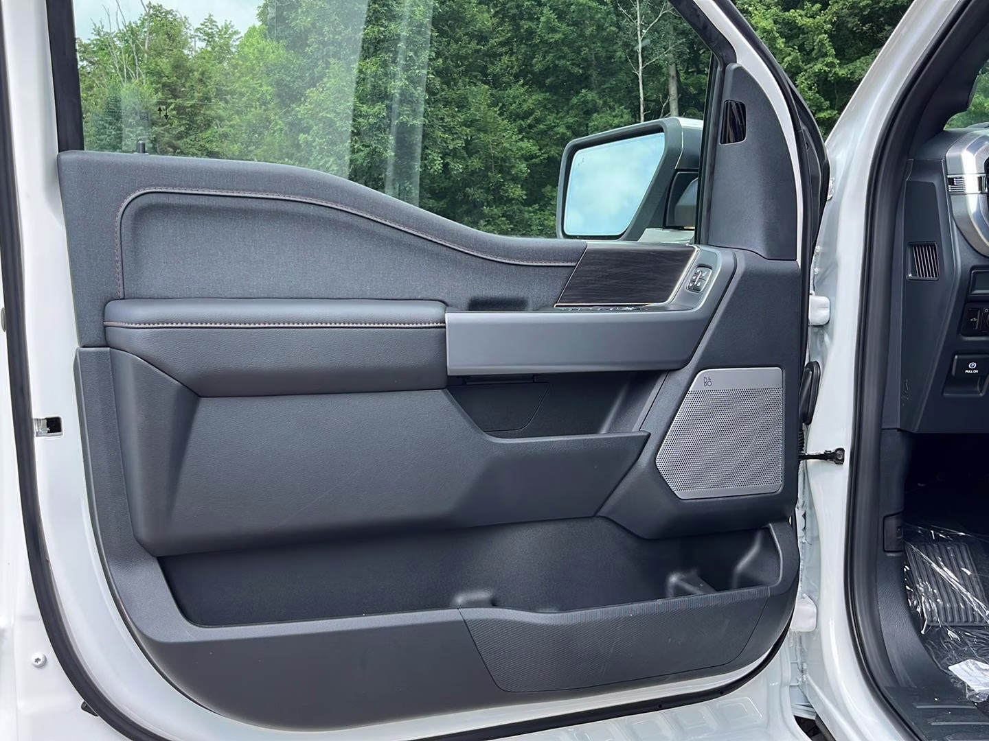 2026 Star White Metallic Tri-Coat Ford F-150 LARIAT 4X4 Truck
