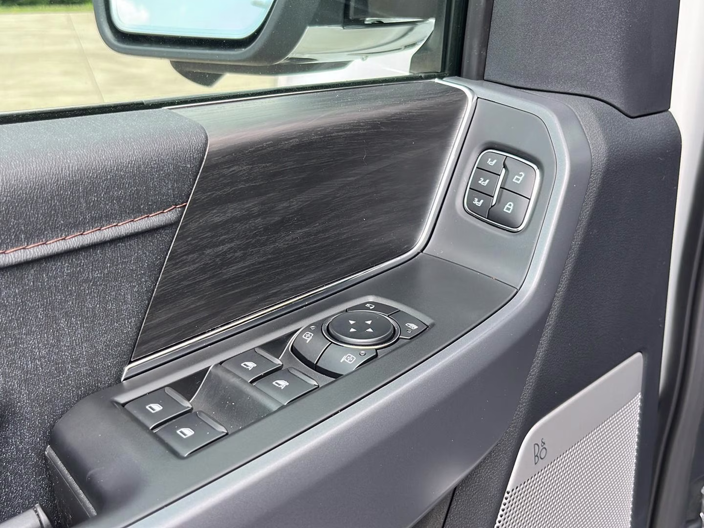 2026 Star White Metallic Tri-Coat Ford F-150 LARIAT 4X4 Truck