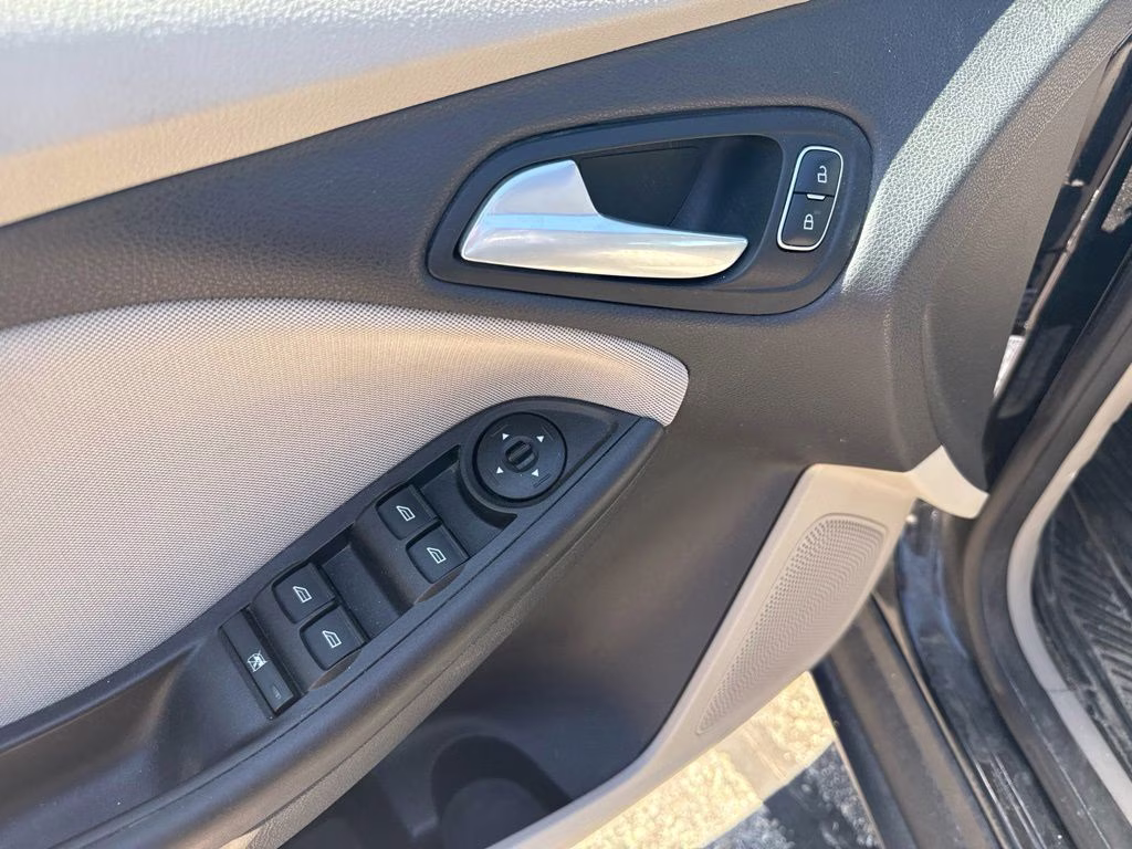 2015 Tuxedo Black Ford Focus SE FWD Sedan