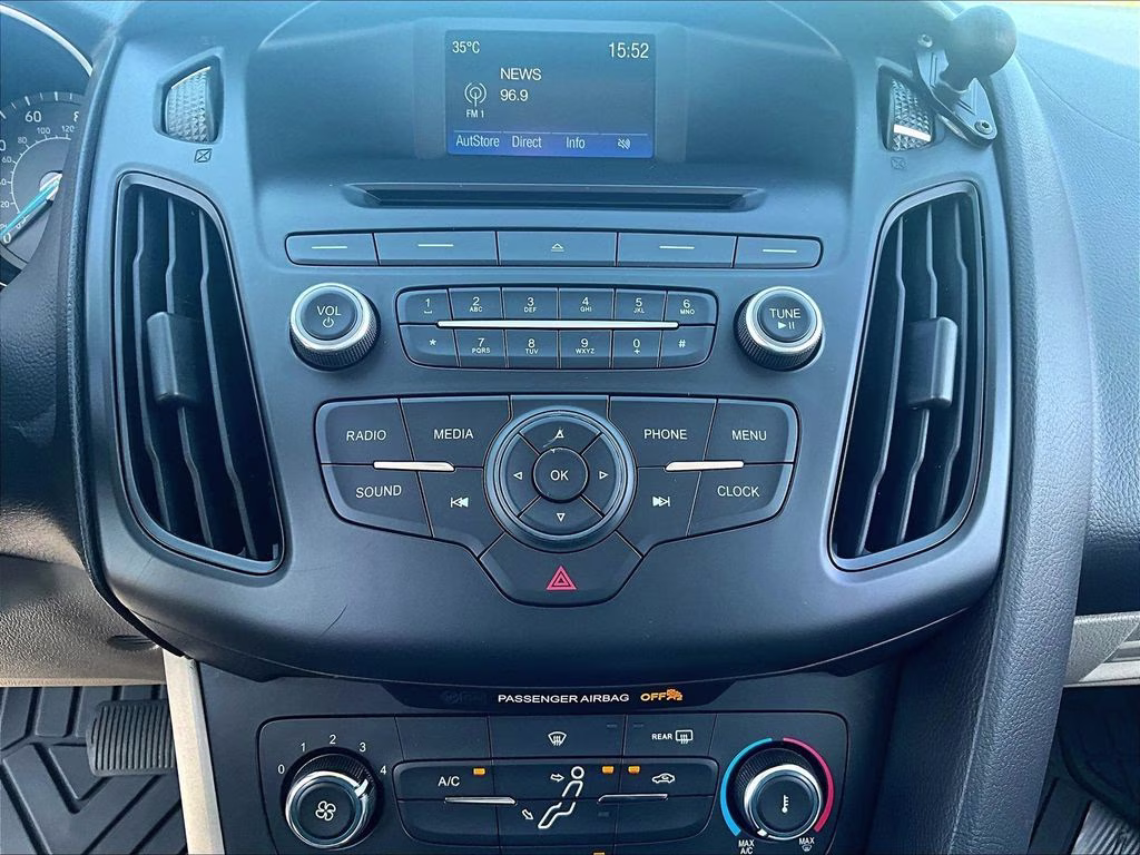 2015 Tuxedo Black Ford Focus SE FWD Sedan