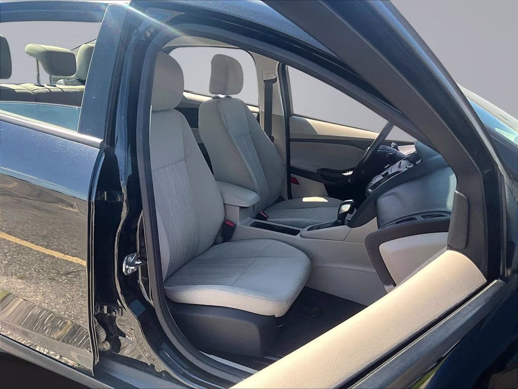 2015 Tuxedo Black Ford Focus SE FWD Sedan