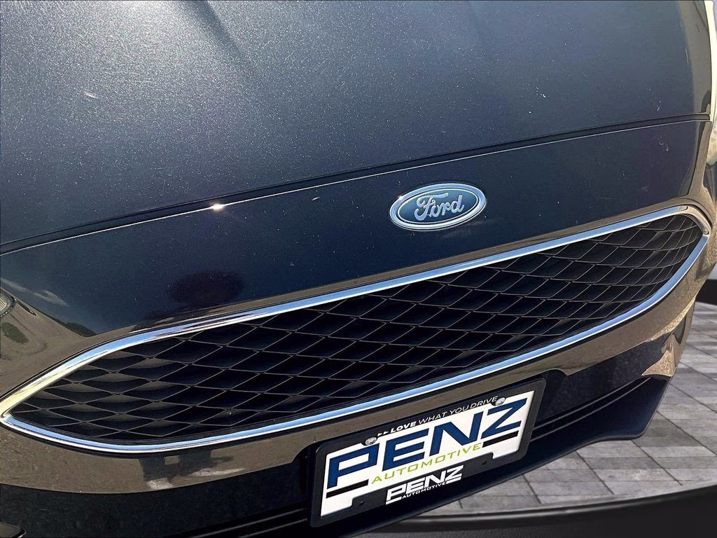 2015 Tuxedo Black Ford Focus SE FWD Sedan
