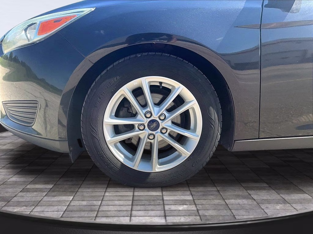 2015 Tuxedo Black Ford Focus SE FWD Sedan