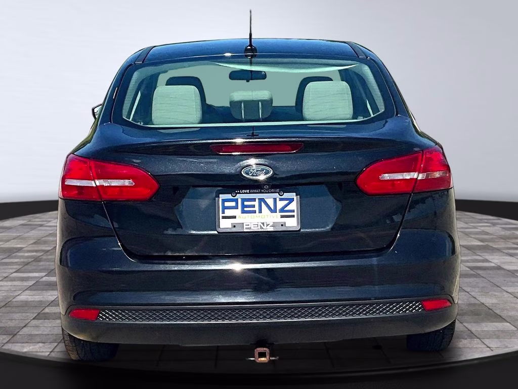 2015 Tuxedo Black Ford Focus SE FWD Sedan
