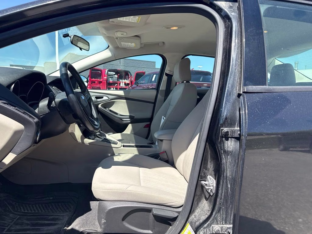 2015 Tuxedo Black Ford Focus SE FWD Sedan