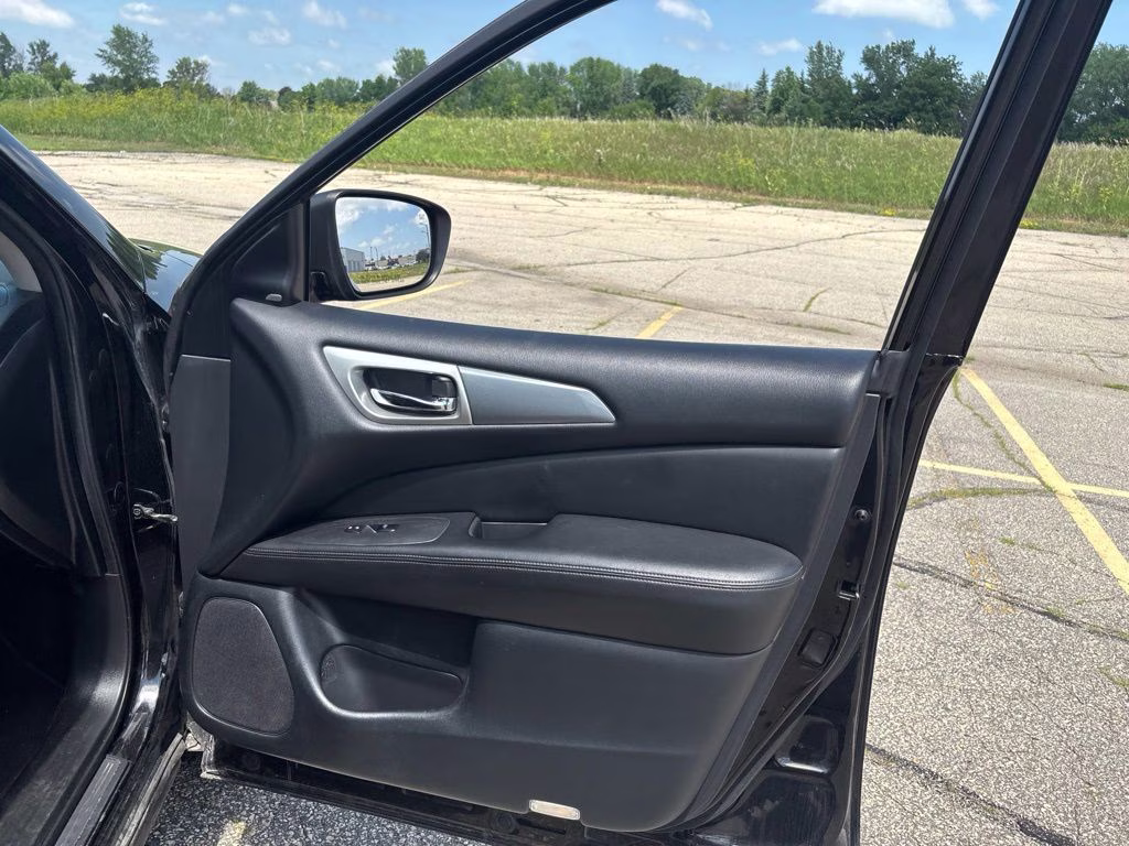 2020 Magnetic Black Pearl Nissan Pathfinder SL 4X4 SUV