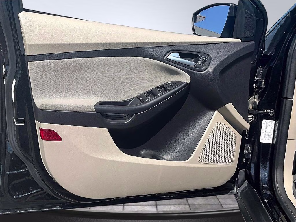 2015 Tuxedo Black Ford Focus SE FWD Sedan
