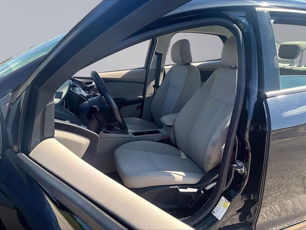 2015 Tuxedo Black Ford Focus SE FWD Sedan