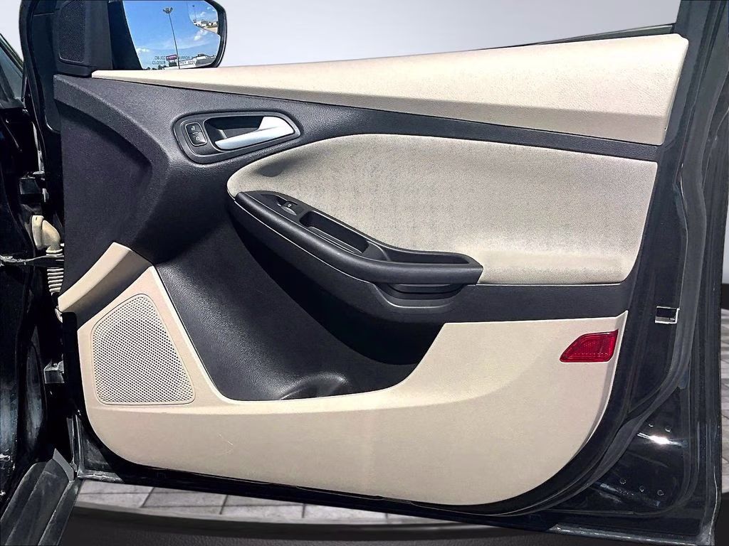 2015 Tuxedo Black Ford Focus SE FWD Sedan