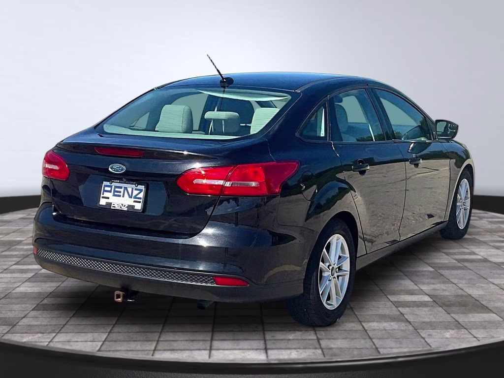 2015 Tuxedo Black Ford Focus SE FWD Sedan