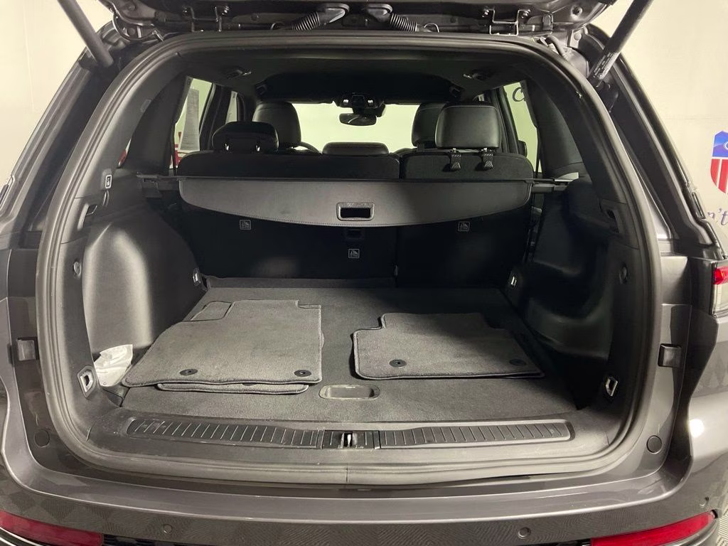 2024 Gray Metallic Jeep Grand Cherokee Limited 4X4 SUV