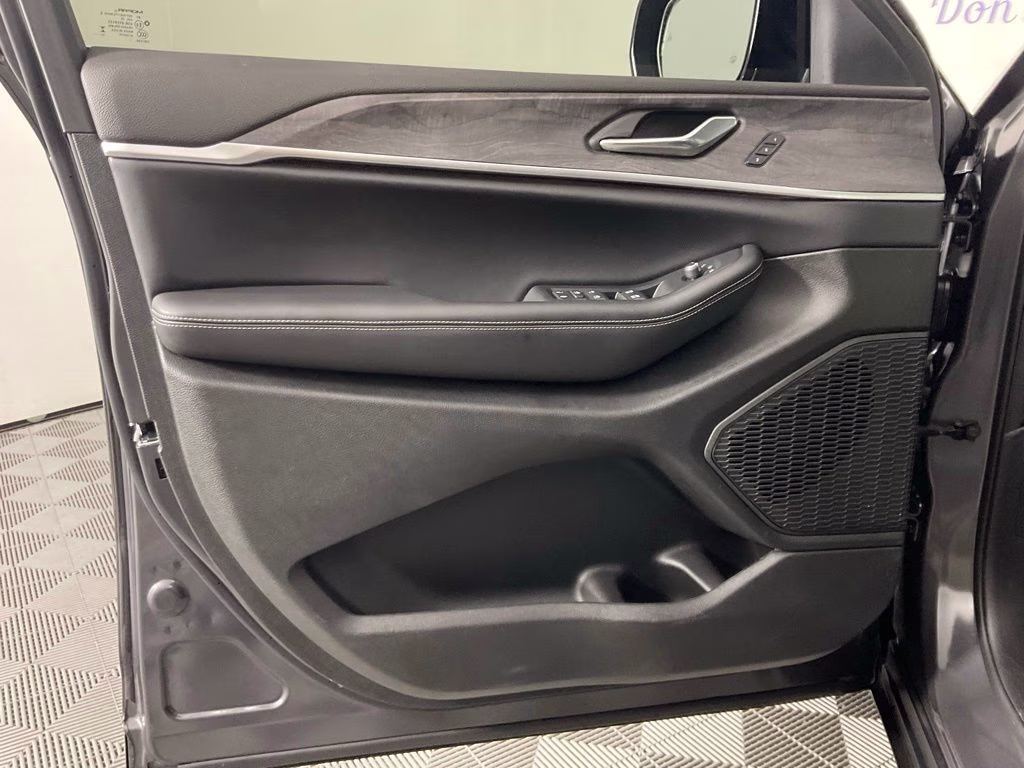 2024 Gray Metallic Jeep Grand Cherokee Limited 4X4 SUV