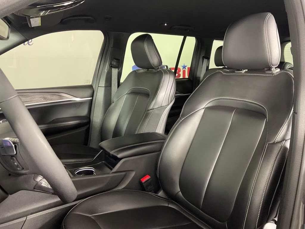 2024 Gray Metallic Jeep Grand Cherokee Limited 4X4 SUV