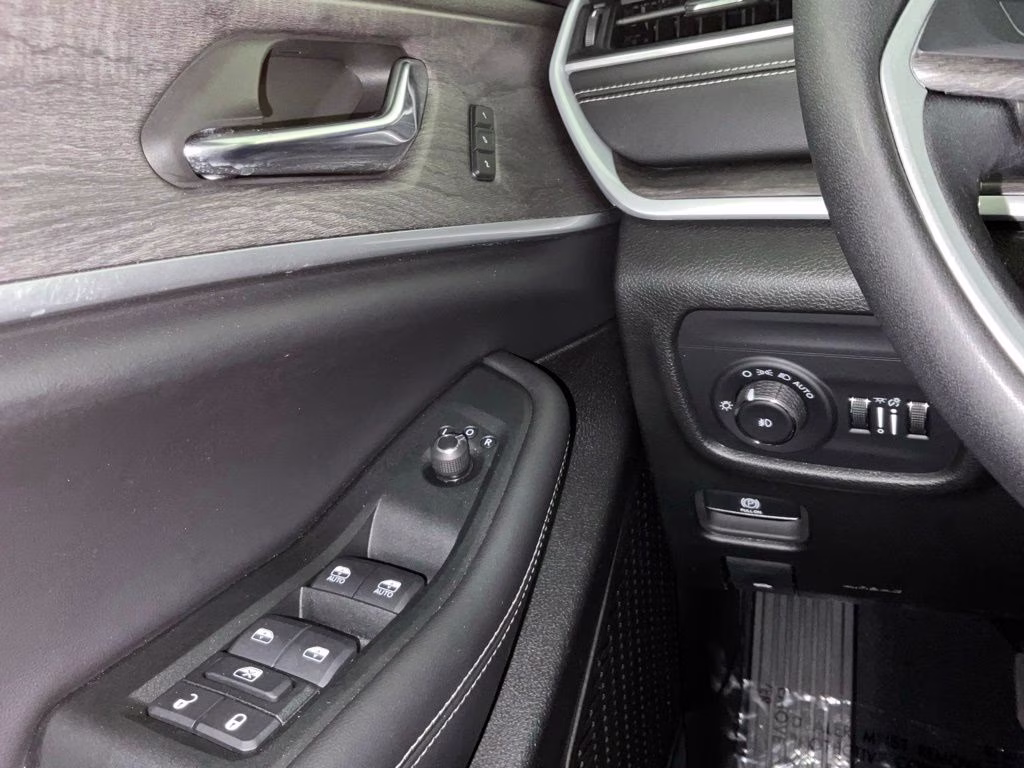 2024 Gray Metallic Jeep Grand Cherokee Limited 4X4 SUV