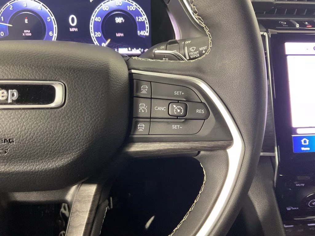 2024 Gray Metallic Jeep Grand Cherokee Limited 4X4 SUV