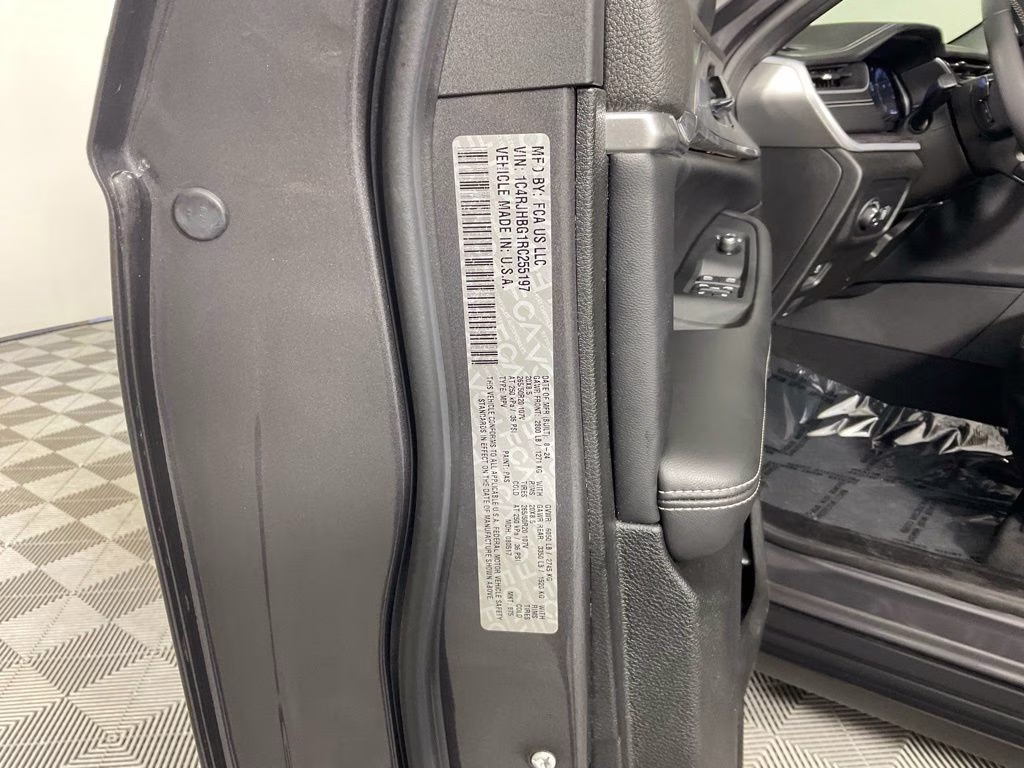 2024 Gray Metallic Jeep Grand Cherokee Limited 4X4 SUV