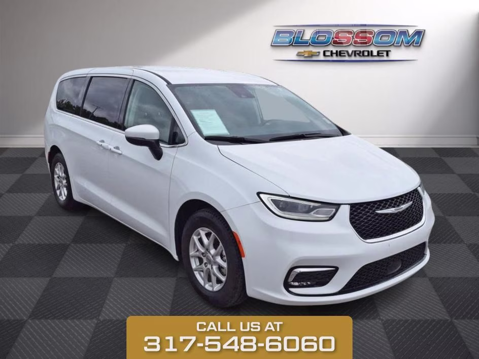 2023 Chrysler Pacifica Touring L's photo