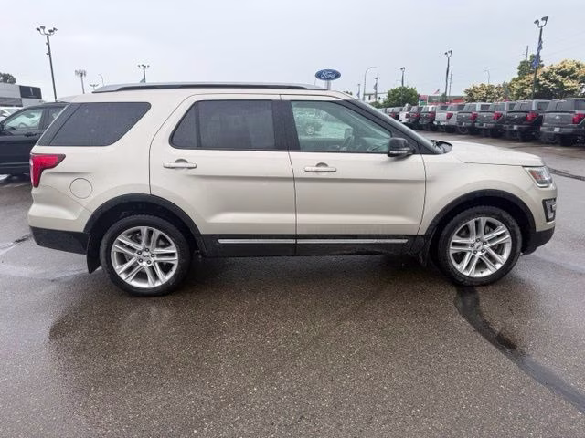 2017 White Gold Metallic Ford Explorer XLT 4X4 SUV
