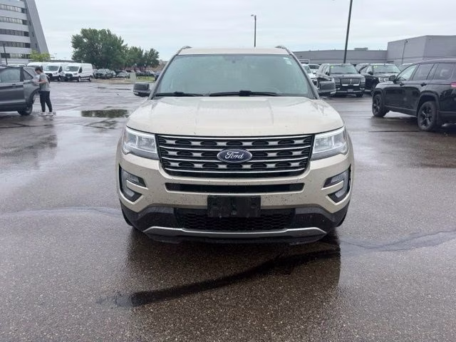 2017 White Gold Metallic Ford Explorer XLT 4X4 SUV